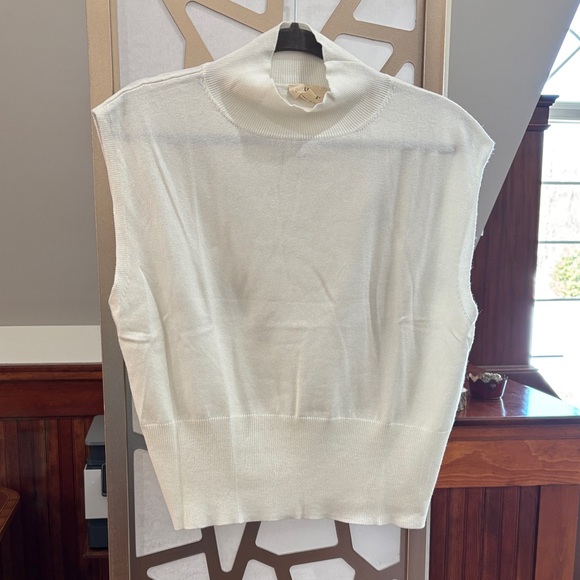 Urban Daizy Tops - Elegant Cream Sleeveless Sweater